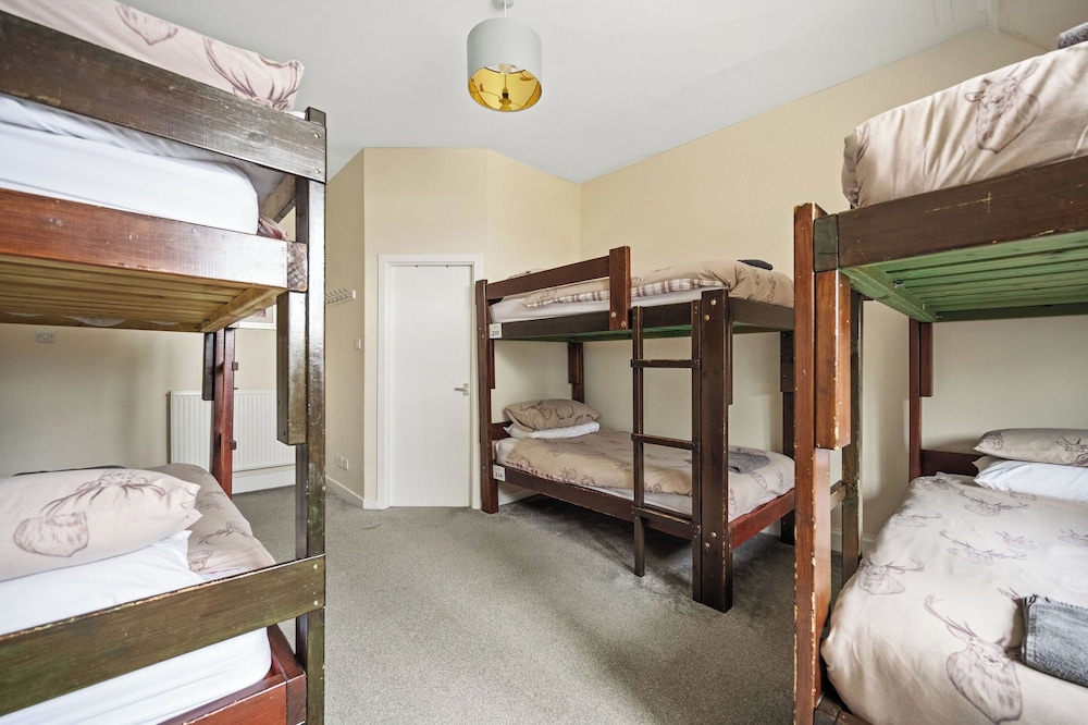 Corran House Guest House & Hostel