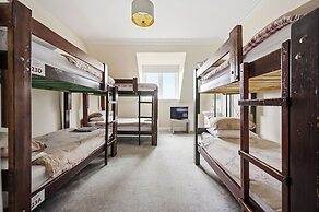 Corran House Guest House & Hostel