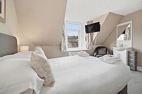 Corran House Guest House & Hostel