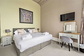 Corran House Guest House & Hostel