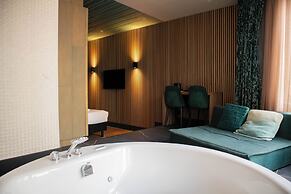 Manzo's Suites