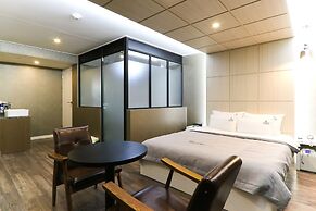 Louis Hotel