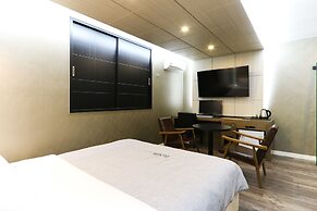 Louis Hotel