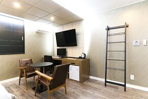 Louis Hotel