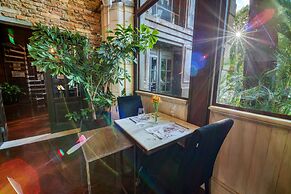 Factoria Hotel