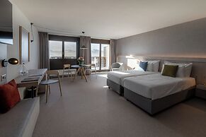 Victoria Hotel & Residence