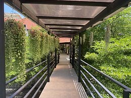 J Park Hotel