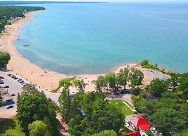 Balm Beach Resort & Motel