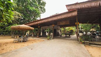 Playa Bluff Hotel