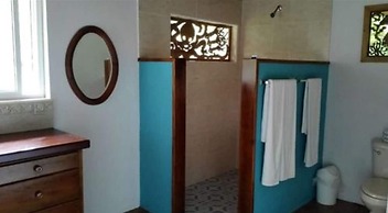 Playa Bluff Hotel