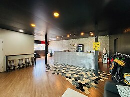 1715 House - White Rhino