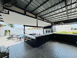 1715 House - White Rhino