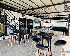1715 House - White Rhino