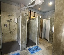 Thonglor Travellers Hostel & Cafe