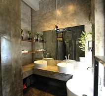 Thonglor Travellers Hostel & Cafe