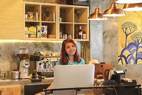 Thonglor Travellers Hostel & Cafe
