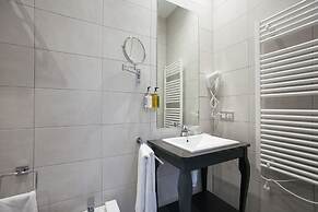 Legazpi Doce Rooms & Suites