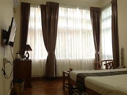 Mr. Charles Hotel