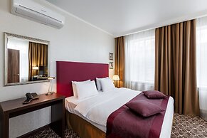 Raymond Hotel