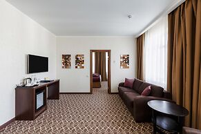 Raymond Hotel