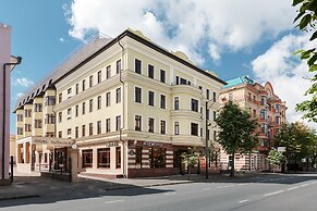 Raymond Hotel