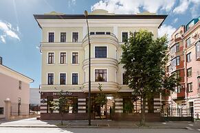 Raymond Hotel