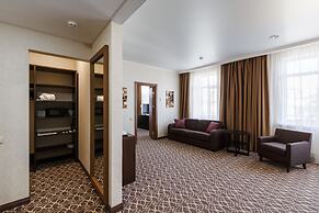 Raymond Hotel