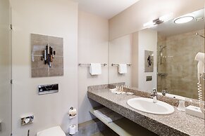 Raymond Hotel