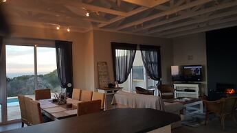 Pinnacle Point Pool Lodge