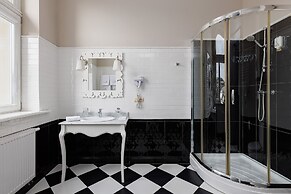 Modern Art Hotel - Maestro