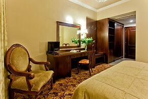 Kouros Hotel