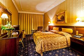 Kouros Hotel