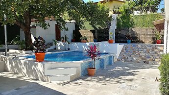 El Mirador Suites and Lounge