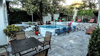 El Mirador Suites and Lounge