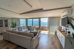 Aurasia SeaSide Hotel