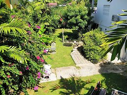 Bananaquit Apartments