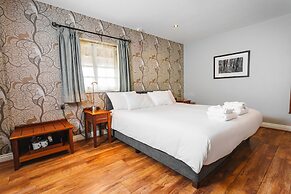 The Dog and Doublet Inn