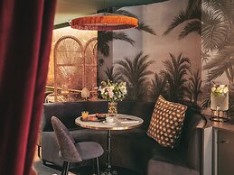 Snob Hotel