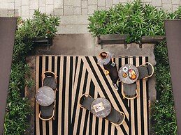 Snob Hotel