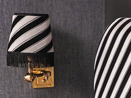 Snob Hotel