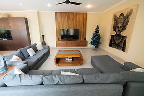 Villa Tepi Sungai