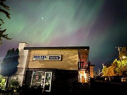 Holiday House Motel