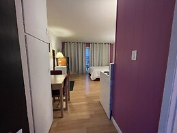 Holiday House Motel
