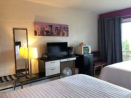 Holiday House Motel