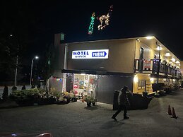 Holiday House Motel