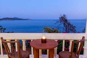 Baan Khunying – Secluded Phuket Beachfront Villa