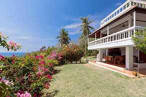 Baan Khunying – Secluded Phuket Beachfront Villa