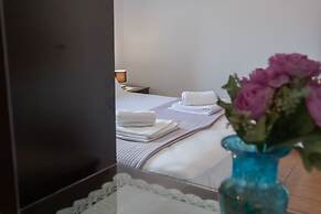 Manos Apartments