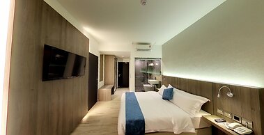 Flora by Crossroads Hotel