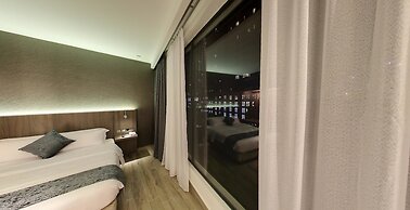 Flora by Crossroads Hotel